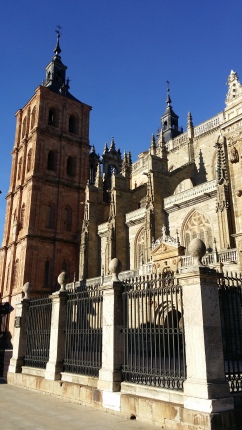 Otra vista del exterior de la catedral.