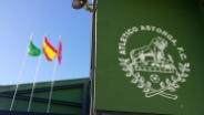 Fachada decorada con el escudo del club local y banderas.